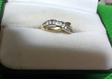 10k 골드링 물결 디자인 클리어 스톤 포함