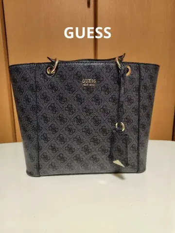 GUESS 블랙 토트백