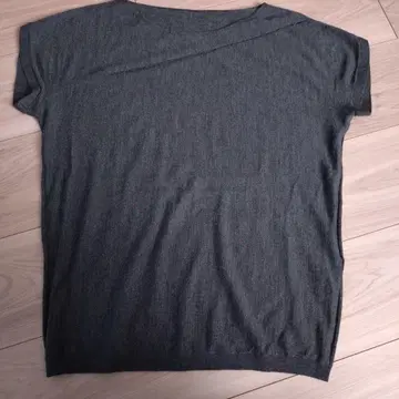 [ BOSS ] 다크 그레이 반팔 니트