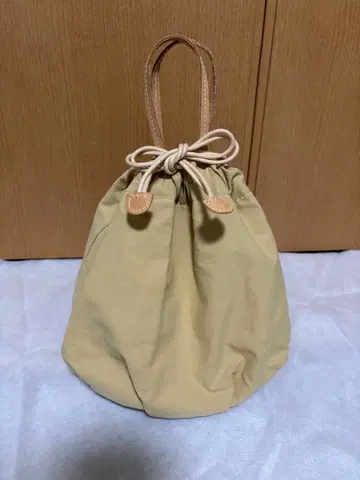 옐로우 컬러의 귀여운 복조리형 핸드백