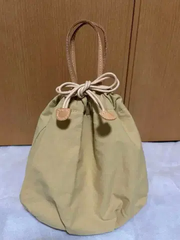 옐로우 컬러의 귀여운 복조리형 핸드백