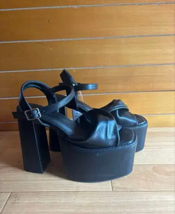 통굽 샌들 블랙