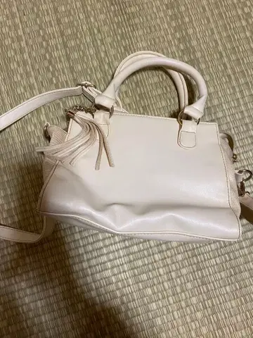 화이트 숄더백 태슬 포함