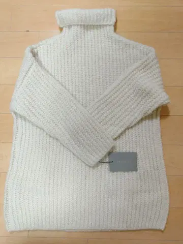 PRIORITY 니트 스웨터