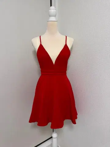 ZARA의 빨간색 드레스