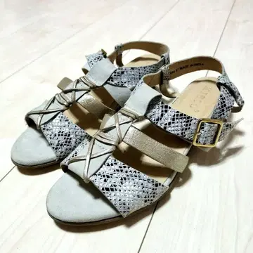 [ KISCO ] 메쉬 디자인 스트랩 샌들 그레이