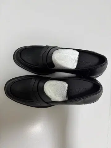 퍼 달린 블랙 가죽 신발