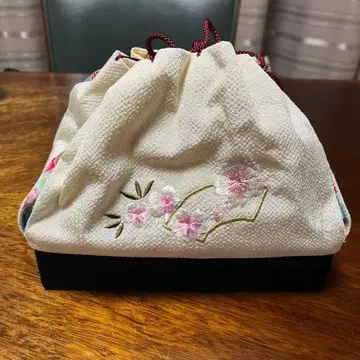 일본 의류 아이보리 꽃무늬 자수 복조리