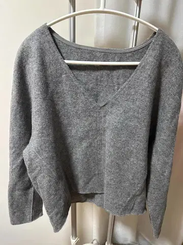 그레이 V넥 긴팔 니트 스웨터