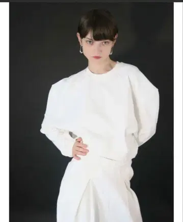 AMOMMA 퍼프 슬리브 스웨트 속기모