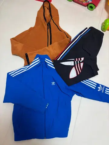 아디다스 후드 부착 자켓 두 개, 팬츠 세트