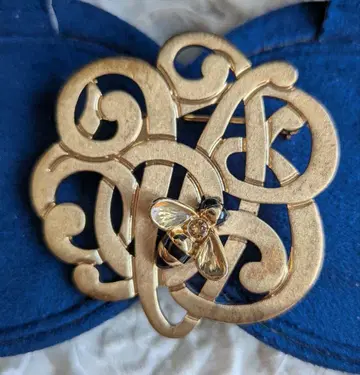 반돔 부티크 VB 50주년 기념 브로치 벌 타이포그래피