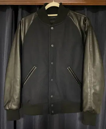 유니클로 네이비 바시티 자켓