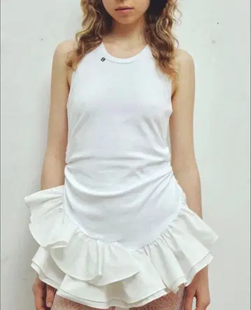 Bibiy IRIS RUFFLE TOP 화이트