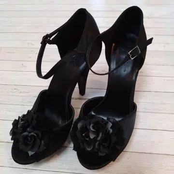 플라워 장식 블랙 샌들 하이힐
