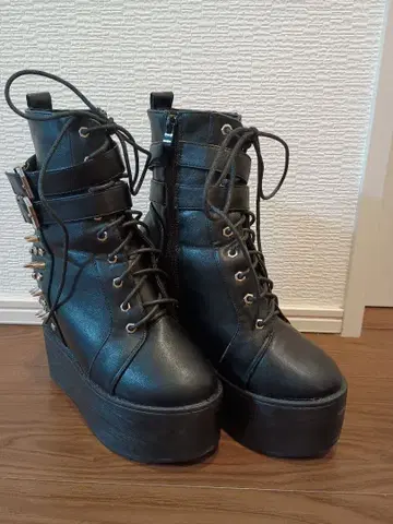 스터드 장식 블랙 레이스업 부츠