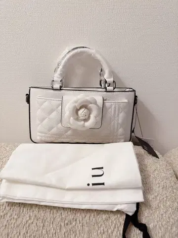 Riu Rose phone bag white 미사용 새상품