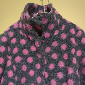 센소유니코 M2 그레이와 핑크 도트 무늬 하프 코트