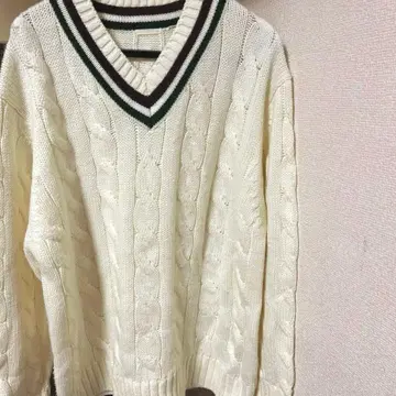 화이트 케이블 짜임 V넥 스웨터