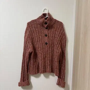 [ ZARA ] 하이넥 핑크 니트 버튼 포함