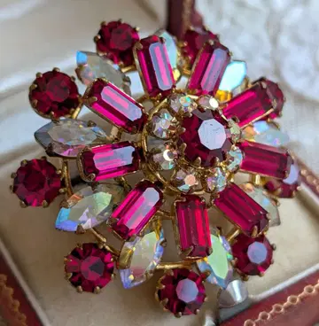 AUSTRIA제 빨간색과 오로라 컬러 큐빅 입체 라운드 브로치