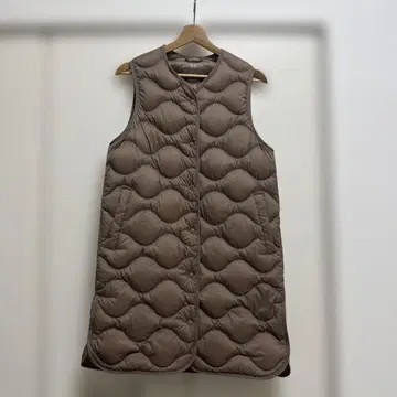 유니클로 울트라 라이트 다운 롱 베스트 귀한 완판 베이지 M