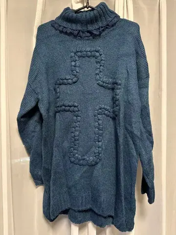 파란 니트 스웨터 프릴 달린 터틀넥