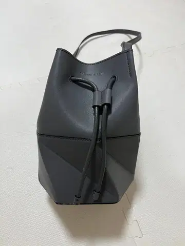 찰스앤키스 그레이 숄더백