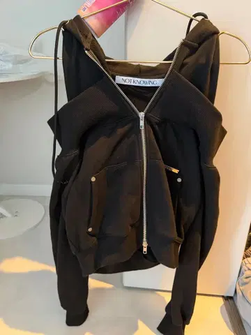 알지 못하는 상의 지퍼 후드티