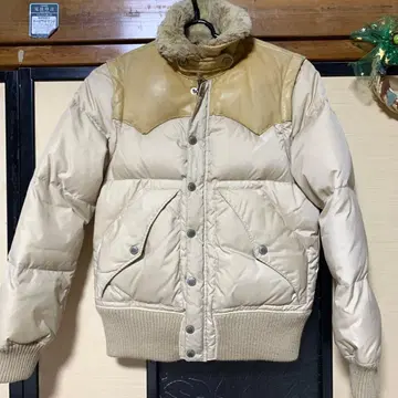 퍼가 달린 베이지 다운 재킷 또는 다운 베스트