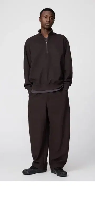 유니클로 U 브러쉬드 맨투맨 와이드 팬츠 다크 브라운 M 사이즈