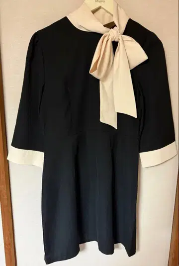 coeur 리본 포함 블랙 미니 원피스