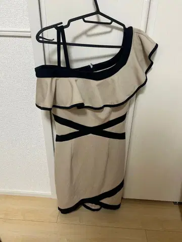 GLAMOROUS 오프숄더 타이트 드레스