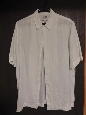 COS 화이트 반팔 셔츠