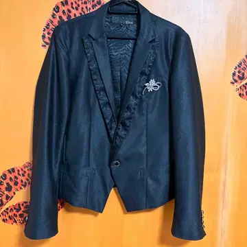 Xfrm 자켓 & 반짝이는 브로치