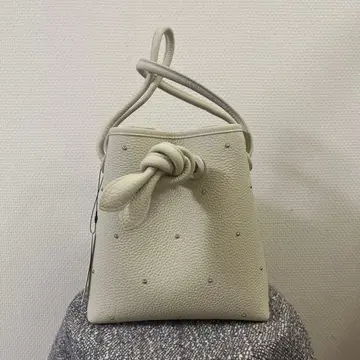 VASIC 화이트 핸드백 낫 디자인