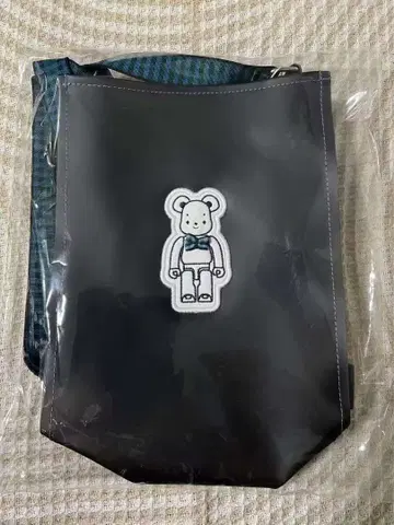 패밀리아 BE@RBRICK x familiar 숄더백 새상품