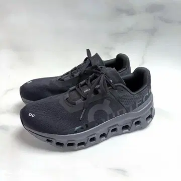 On Cloudstratus 25cm 클라우드 몬스터 블랙 스니커즈