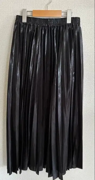 JEANASIS 플리츠 스커트 광택 블랙