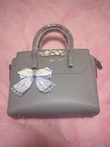 리본 포함 그레이 핸드백 리본 비쥬