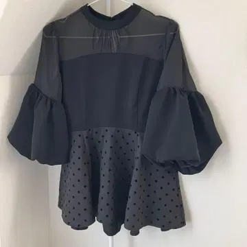 RUIRUE BOUTIQUE 세레모니 벌룬 슬리브 페플럼 상의