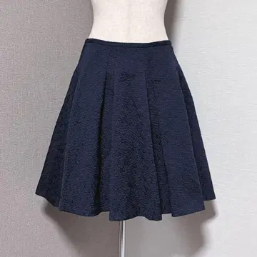 레스 빠세 엠보싱 턱 플레어 스커트 네이비