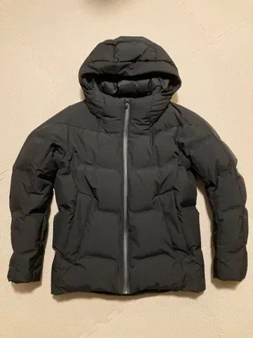 유니클로 심리스 다운 후드티 블랙 S 사이즈