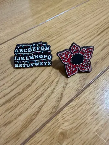 기묘한 이야기 데모고르곤/전구 알파벳 핀 배지 2세트