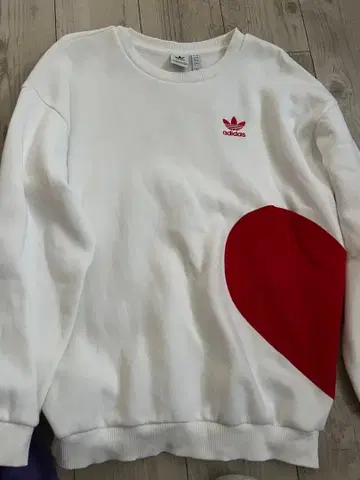 adidas 하트 패치 맨투맨