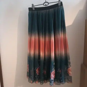 그라데이션 플라워 프린트 롱 스커트