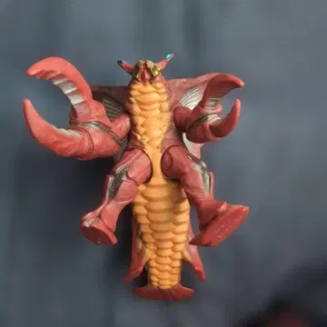 빨간색 괴수 피규어 약 15cm