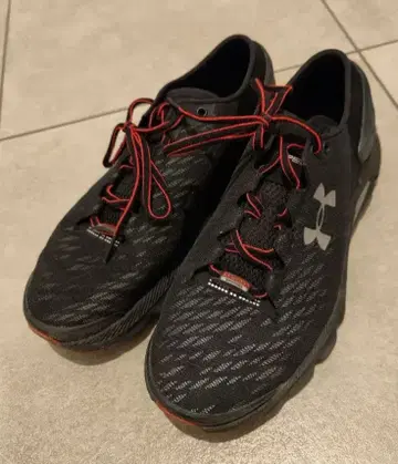 언더 아머 러닝화 블랙/레드 28