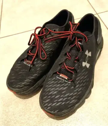 언더 아머 러닝화 블랙/레드 28