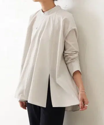 2024 비어즐리 슬릿 플레어 블라우스